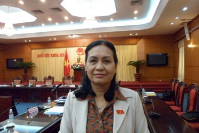 Cô giáo chui túi nilon qua suối: Thật là kỳ dị!